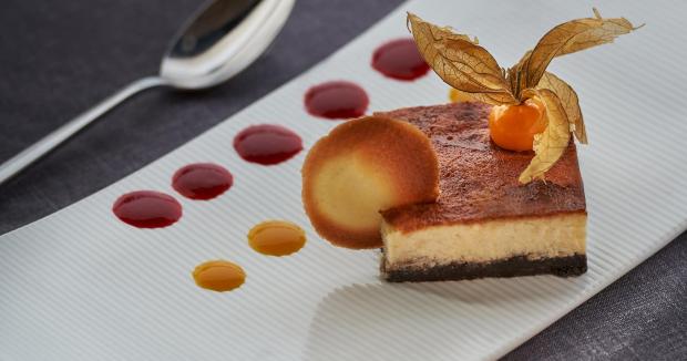 Tarta de queso gallego con confitura casera de fruta de la pasión y mango_Montes de Galicia